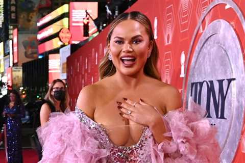 All Of Chrissy Teigen’s 2021 Scandals That Prove Cancel Culture Is A Myth