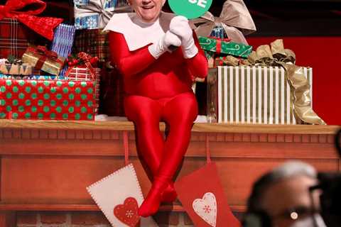 Leslie Jordan Becomes Ellen Degeneres' Elf On The Shelf