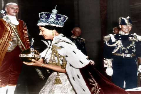 What year was Queen Elizabeth II crowned and how old was she?