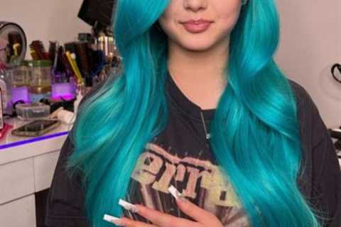 Travis Barker’s daughter Alabama, 16, shows off new turquoise hair makeover after she’s ripped for..