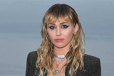 Miley Cyrus’ plane makes an emergency landing after being struck by lightning