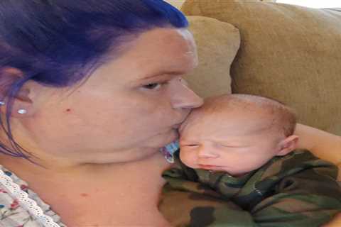 1000-lb Sisters’ Amy Slaton shows off wild makeover in sweet new pic of son Gage, 2, holding his..