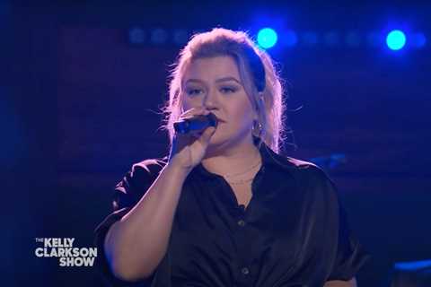 Kelly Clarkson’s Got the ’90s R&B Flow With Mark Morrison Cover: Watch