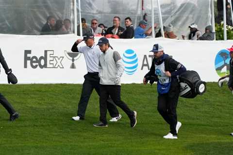 Caddie for amateur collapses during Pebble Beach tourney