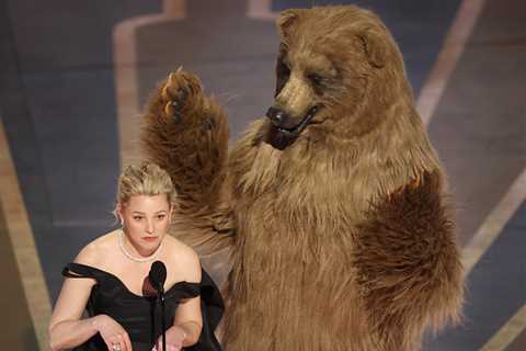 Cocaine Bear Showed Up Nude At The Oscars