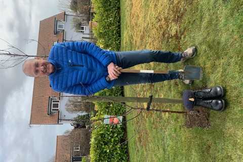 Football legend Terry Butcher pays tribute to the Queen as one million people plant trees in Her..