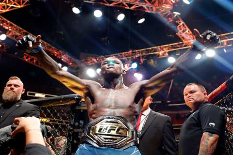 Israel Adesanya knocks out Alex Pereira in UFC title rematch