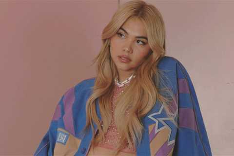 Watch Hayley Kiyoko Sing ‘Pretty Girl’ to Girlfriend Becca Tilley at London Concert