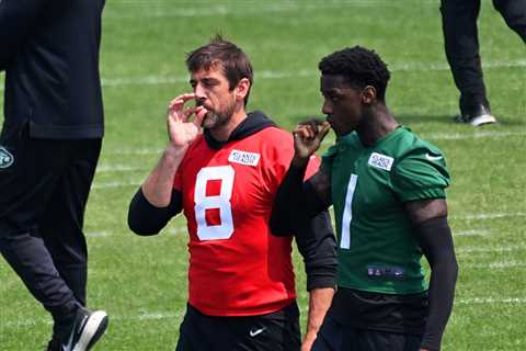 Aaron Rodgers, Sauce Gardner practice weed-smoking handshake at Jets OTAs