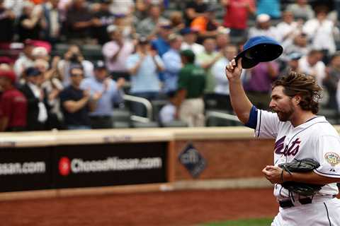 R.A. Dickey explains how Buck Showalter set him up for Mets breakthrough