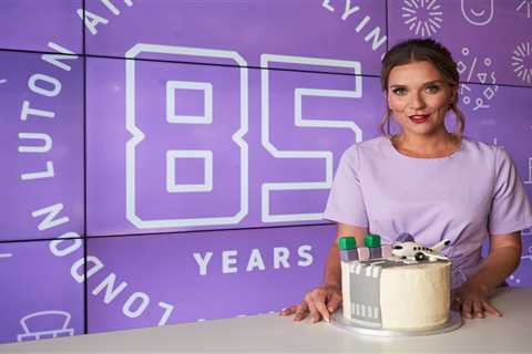 Bake Off’s Candice Brown pulls a pint at Luton airport after admitting she had just £416 in the..