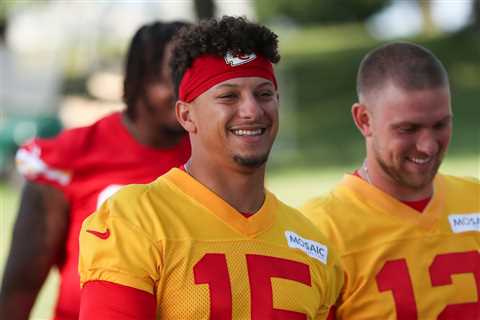 Patrick Mahomes shows off with behind-the-back pass at Chiefs camp