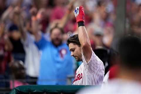 Trea Turner thanks Phillies fans for ovations with billboards