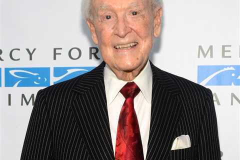 Hollywood Pays Tribute to Bob Barker, Legendary Price Is Right Host Dead at 99