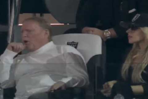 Mark Davis loses it after Raiders settle for field goal: ‘What an a–hole’