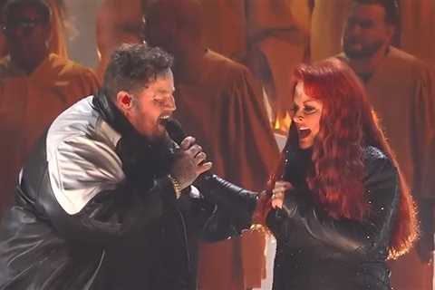 Wynonna Judd Seemingly Can't Stand on Her Own During CMA Performance, Fans Worried