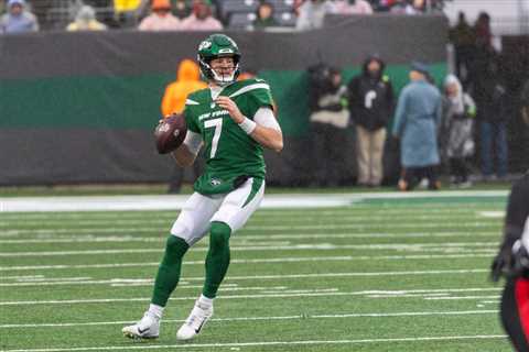 Jets bench Tim Boyle for Trevor Siemian during ugly Falcons game