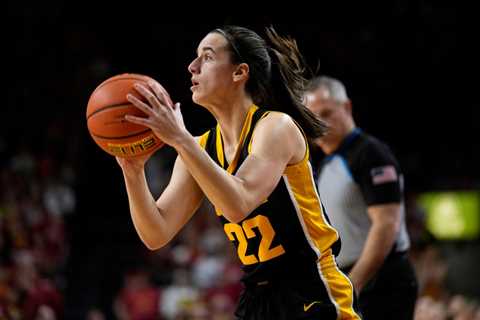 Caitlin Clark reaches 3,000-point milestone in historic moment