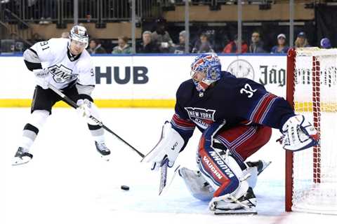 Jonathan Quick brilliantly got best of former team to help Rangers get right in win