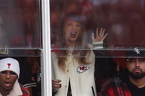 Taylor Swift Hits Up Travis Kelce's NYE Chiefs Game to End the Year