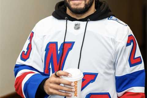 Knicks stars rock out special Rangers jerseys before showdown vs. Lakers