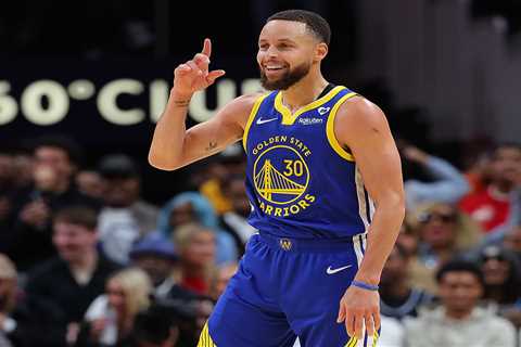 Stephen Curry scores 60 points but Warriors nipped by Hawks in OT