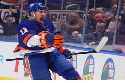 Suddenly-resurgent Islanders dominate Lightning