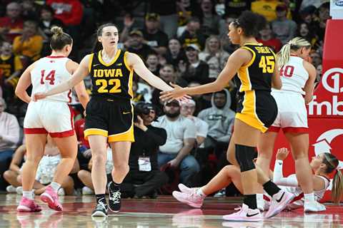 Caitlin Clark comes up short of scoring record as Iowa falls apart late
