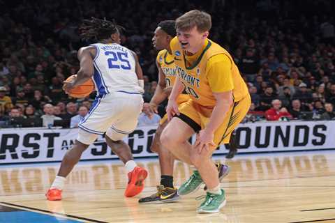 Vermont’s TJ Long suffers scary non-contact injury in March Madness loss