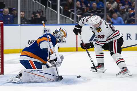 Islanders get much-needed win over Blackhawks to keep playoff hopes intact