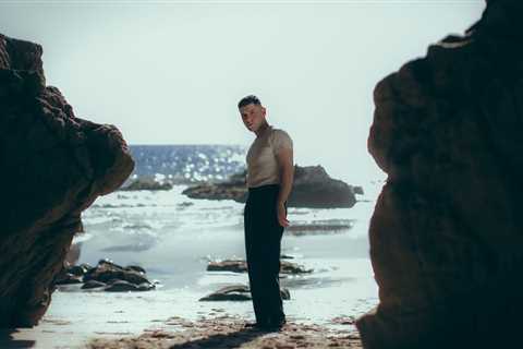 Aaron Frazer Announces New Heartbreak Album ‘Into the Blue’ & Drops 2 Singles