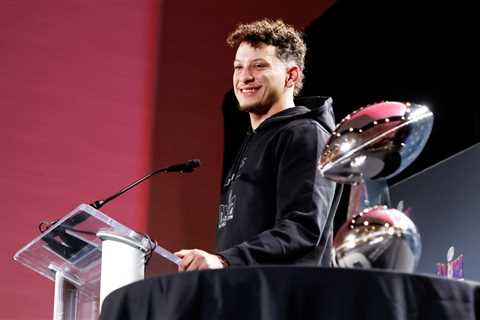 Patrick Mahomes Praises Taylor Swift, Says She Studies Football As If She’s ‘Trying to Become..