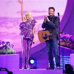 Gwen Stefani Performs ‘Purple Irises’ With Blake Shelton at ACM Awards Dressed as a Purple Iris