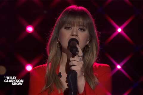 Kelly Clarkson Thunders Through Metallica’s ‘Sad But True’ on Kellyoke: Watch