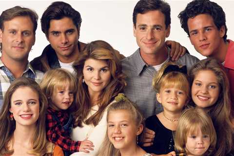 The Full House Cast Finally Reunited With Mary-Kate And Ashley Olsen, And The Photo Will Warm Your..