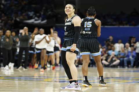 Chennedy Carter gets standing ovation from Sky fans in first game since Caitlin Clark controversy