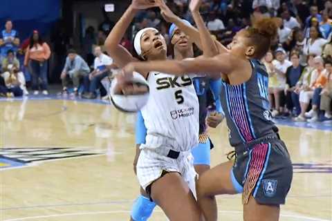 Angel Reese gets in heated altercation with Naz Hillmon during Chicago Sky loss