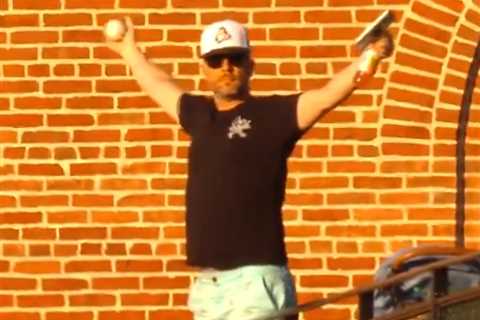 Fan makes insane one-handed catch on foul ball at Orioles game