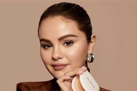 Selena Gomez Gushes Over Rare Beauty’s New Finishing Powder: ‘It Brings Out the Best in My Skin’