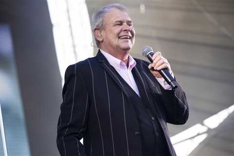 John Farnham’s ‘You’re The Voice’ Gains Attention in Kamala Harris Support Video