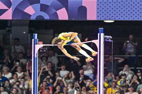 American Mondo Duplantis kisses girlfriend, punches teammate in wild scene while celebrating..