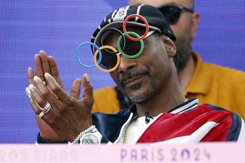 Snoop Dogg Gifts Simone Biles’ Dad a Death Row Chain for His Birthday