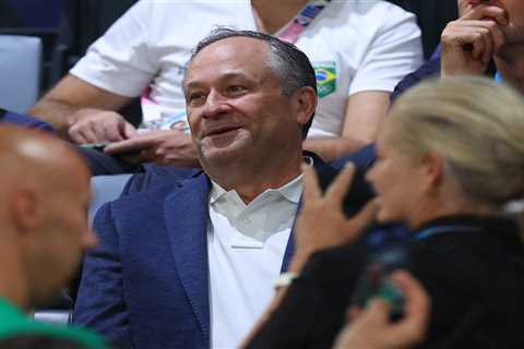 Doug Emhoff, Carmelo Anthony, Jimmy Fallon take in USA basketball’s gold medal win
