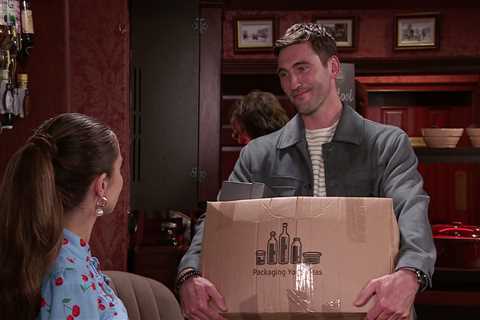 Coronation Street throuple teased as newcomer gets closer to shock couple