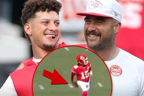 Travis Kelce Catches Wild, Behind the Back Pass From Patrick Mahomes