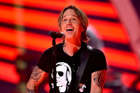 Keith Urban Plays Surprise Show, Works the Counter at Alabama Buc-ee’s