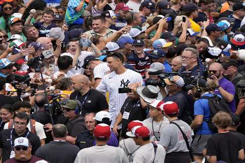 Yankees soak in moments with awestruck Little Leaguers: ‘Really special place’