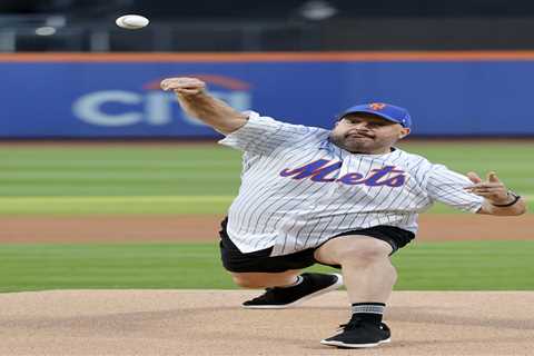 Kevin James recreates viral video in electric Mets moment