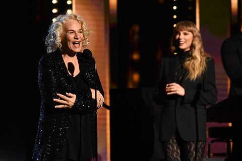 Carole King to Speak at ‘Swifties for Kamala’ Kickoff Event