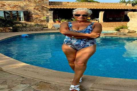 Denise Welch wows fans with slim swimsuit snap